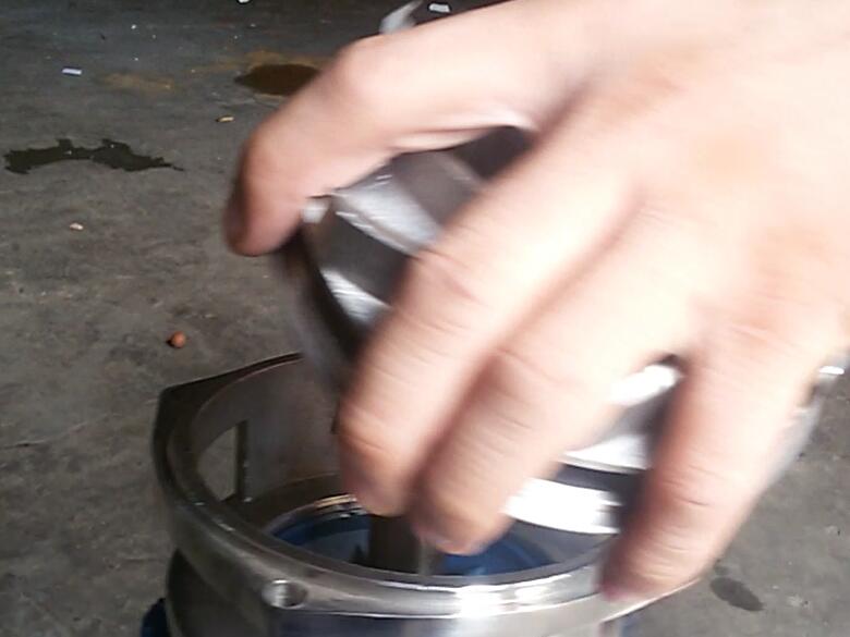 葉輪及蓋板放到電機(jī)上